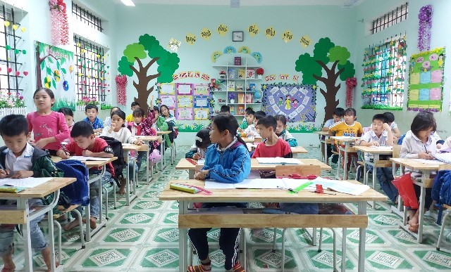 Trường Tiểu học Tân Đồng tại xã Đạo Trù (huyện Tam Đảo) - địa phương còn nhiều khó khăn về kinh tế nhưng cơ sở vật chất của nhà trường đã được đầu tư đáp ứng nhu cầu dạy và học. Ảnh tư liệu