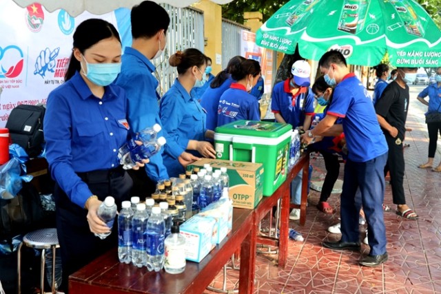 Sữa, nước uống và khẩu trang được các tình nguyện viên chuẩn bị phát tặng thí sinh
