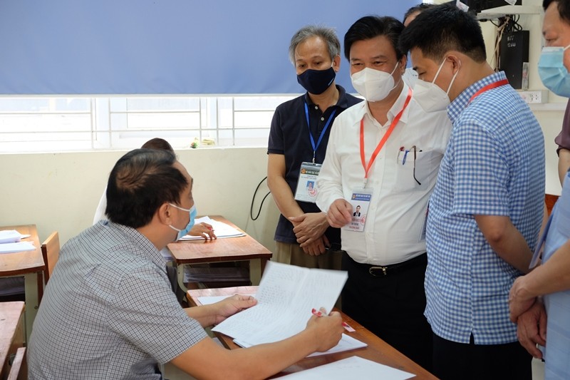 Thứ trưởng Nguyễn Hữu Độ kiểm tra công tác chấm thi tốt nghiệp THPT 2021 tại tỉnh Yên Bái