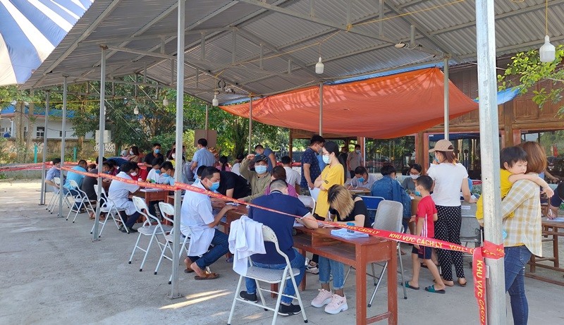 Người dân khai báo y tế và đo thân nhiệt tại chốt kiểm dịch liên ngành Cầu Trì, huyện Bắc Quang (Hà Giang)