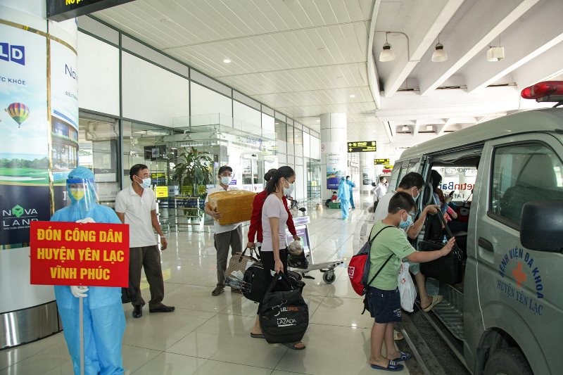 Công dân từ TP Hồ Chí Minh về Vĩnh Phúc được xe của cơ quan y tế đón từ sân bay về khu cách ly tập trung.