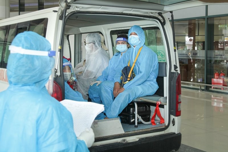 Cán bộ của Trung tâm y tế huyện Yên Lạc đón công dân từ sân bay về cách ly tại khu cách ly tập trung