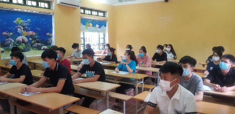 Thí sinh dự thi tốt nghiệp THPT 2021 tại điểm thi Trường THPT Nguyễn Thái Học, TP Vĩnh Yên