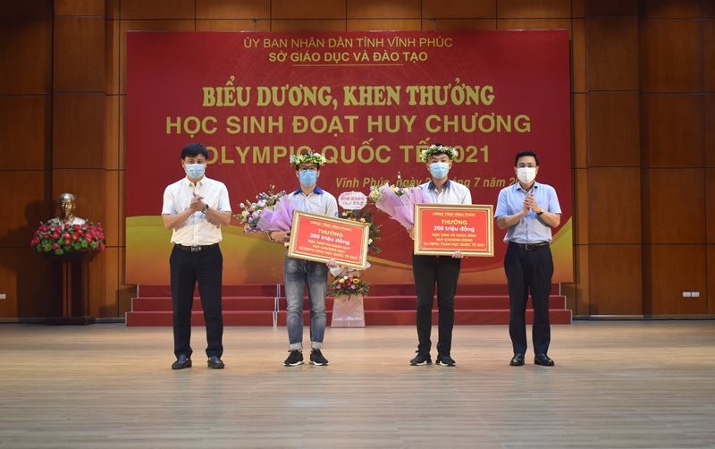 Lãnh đạo tỉnh Vĩnh Phúc trao thưởng cho học sinh đoạt huy chương Olympic quốc tế 2021