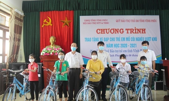Đại diện lãnh đạo Hội Bảo trợ người tàn tật và trẻ mồ côi, Quỹ Bảo trợ trẻ em tỉnh trao xe đạp tặng trẻ em mồ côi nghèo vượt khó