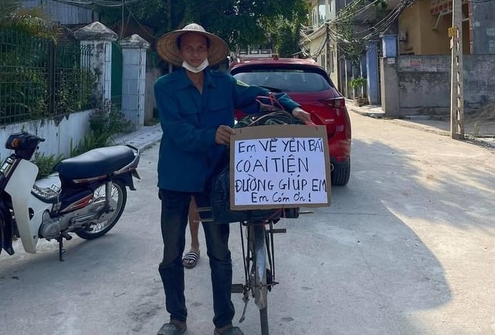Anh Hoàng Xuân Trường với tấm biển nhờ sự giúp đỡ của người đi đường.