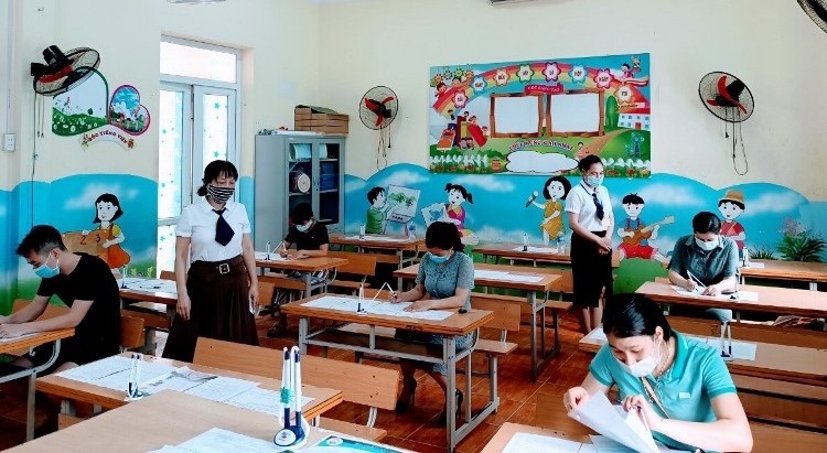 Phụ huynh đăng ký cho con vào lớp 1 tại trường Tiểu học Ngô Quyền (TP Vĩnh Yên, Vĩnh Phúc)