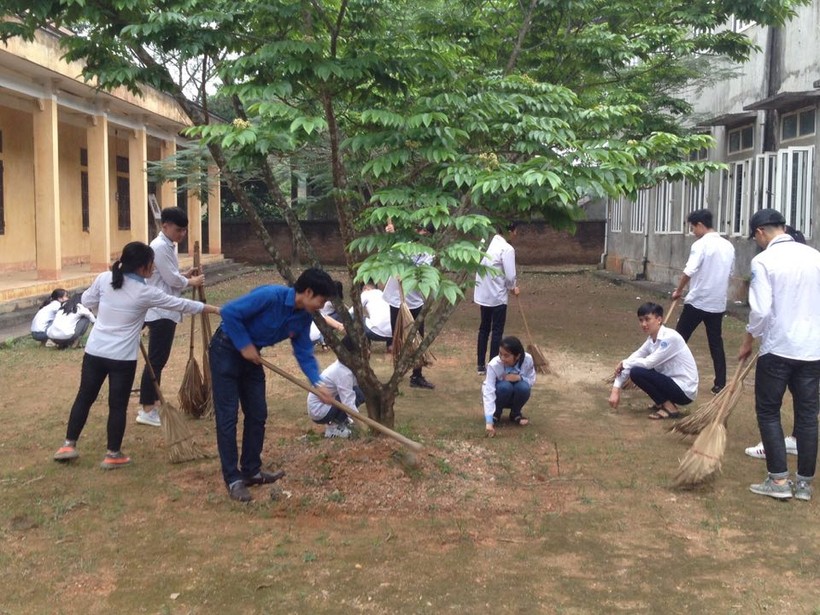 Thầy và trò Trường THPT Hạ Hòa (Phú Thọ) tham gia vệ sinh khuôn viên trường, lớp.