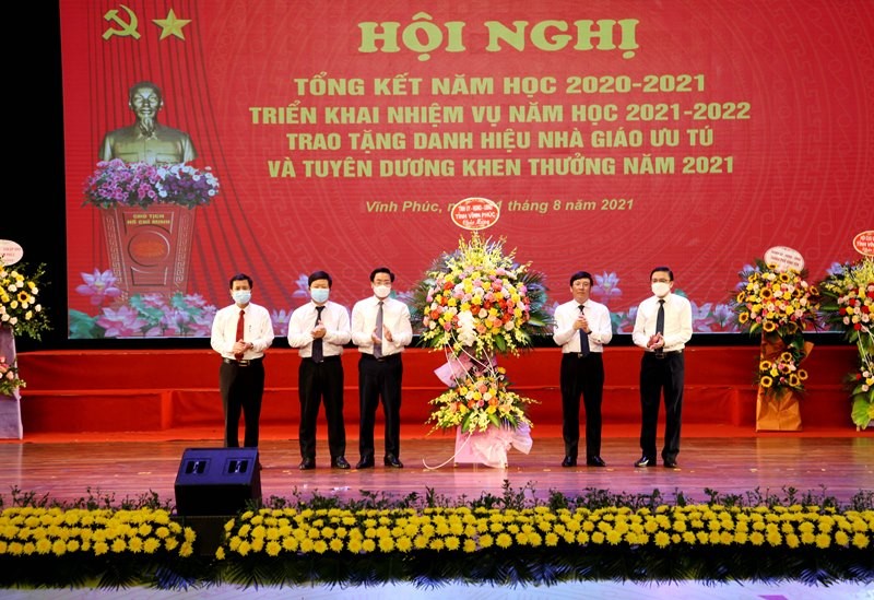 Chủ tịch UBND tỉnh Vĩnh Phúc Lê Duy Thành (thứ 2 từ phải qua) tặng hoa chúc mừng ngành Giáo dục