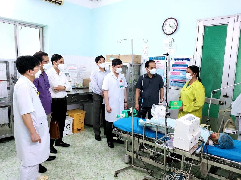 Lãnh đạo UBND tỉnh Tuyên Quang thăm hỏi gia đình nạn nhân tại Bệnh viên Đa khoa tỉnh vào sáng 27/9