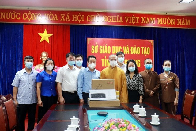 Giáo hội Phật giáo Việt Nam tỉnh Hà Giang trao tặng trang thiết bị giáo dục cho Sở GD&ĐT. Ảnh: Tuấn Quỳnh.