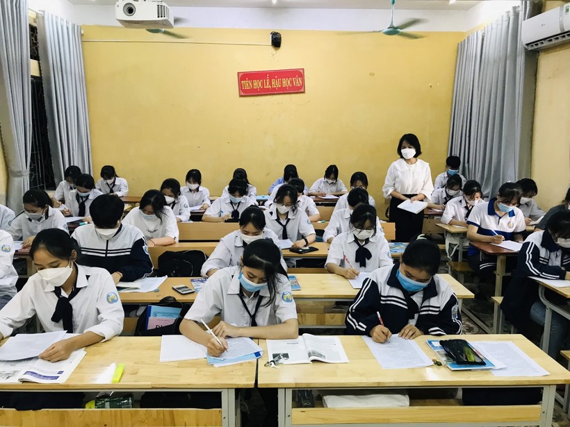 Học sinh Trường THPT Nguyễn Viết Xuân đảm bảo an toàn phòng dịch trong giờ