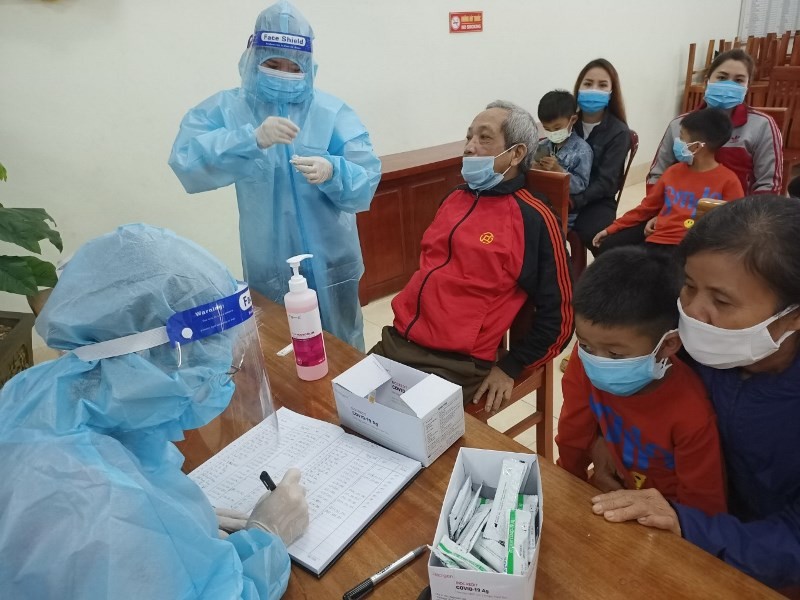 Cán bộ, giáo viên thành phố Việt Trì tích cực hỗ trợ công tác phòng, chống dịch Covid- 19.