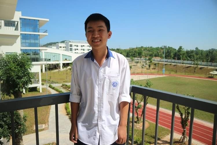 Vũ Ngọc Bình, học sinh lớp 12A1, Trường THPT Chuyên Vĩnh Phúc đang tích cực ôn tập để cụ thể hóa giấc mơ “đổi màu” huy chương trong kỳ thi tới