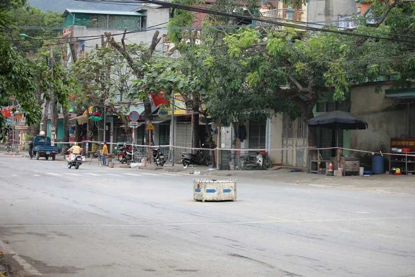 Đường phố tại phường Ngọc Hà vắng vẻ sau quyết định phong tỏa.