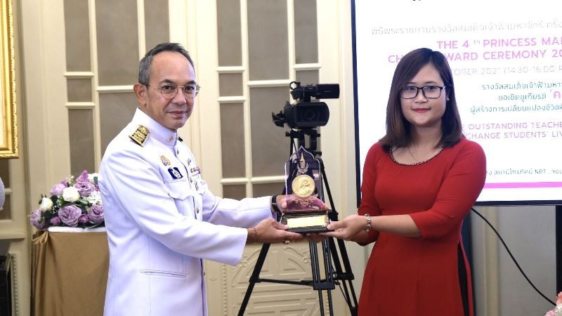 Đại sứ Thái Lan Nikondej Balankura trao tặng Huân chương Công chúa Thái Lan cho cô giáo Hà Ánh Phượng