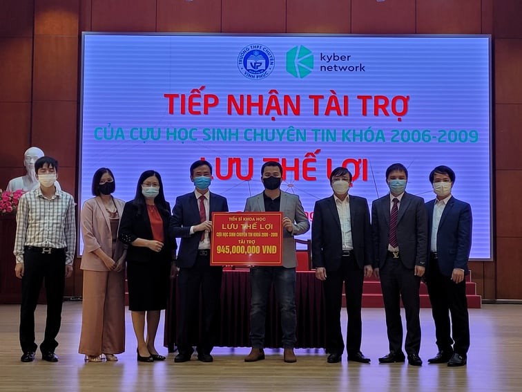 Cựu học sinh Lưu Thế Lợi (thứu 4 trừ phải qua) trao tặng thiết bị tới Trường THPT Chuyên Vĩnh Phúc