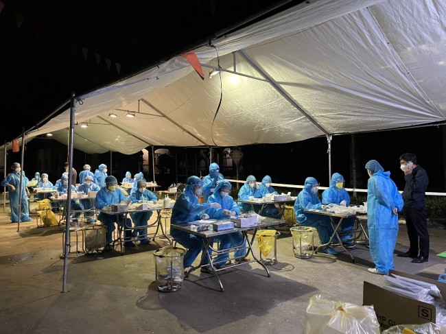 Lực lượng y tế đang thần tốc xét nghiệm Covid-19 tại địa bàn xã Lũng Hòa và Bồ Sao
