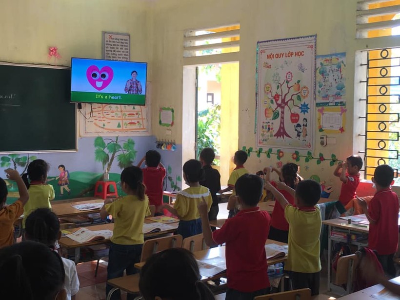 Học sinh của Trường Tiểu học Tân Phú, huyện Thanh Sơn, Phú Thọ trong giờ học tiếng Anh