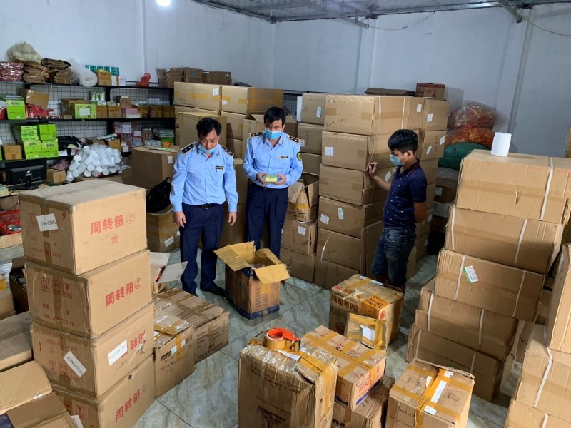 Lực lượng chức năng kiểm tra lô hàng của hộ kinh doanh tại huyện Bình Xuyên