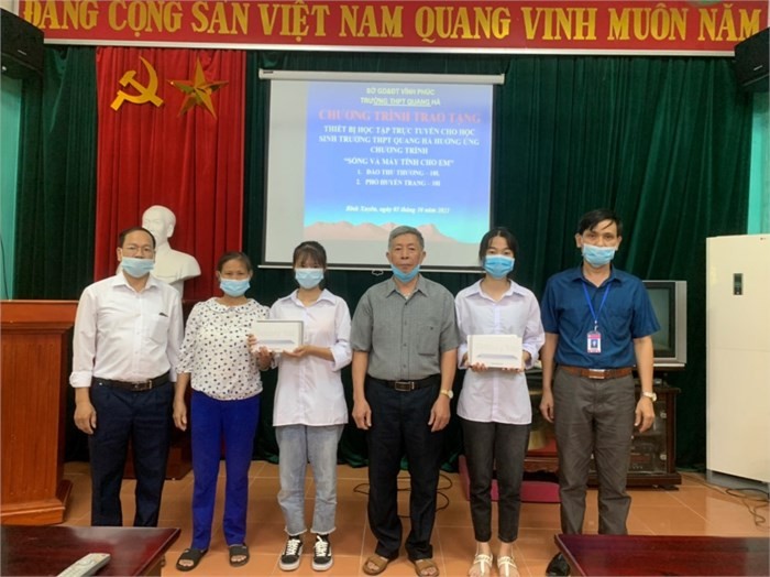 Ban giám hiệu trường THPT Quang Hà (Bình Xuyên) trao tặng thiết bị học tập trực tuyến cho 2 học sinh có hoàn cảnh đặc biệt khó khăn sáng 5/10. Ảnh: Đào Diệm, Thanh Bình