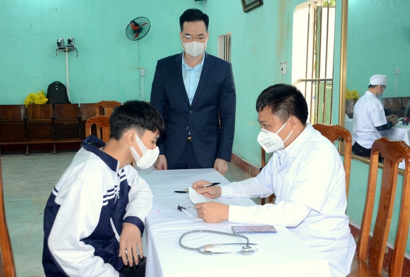 Lãnh đạo huyện Hàm Yên (Tuyên Quang) kiểm tra công tác tiêm vắc xin cho trẻ em trên địa bàn.
