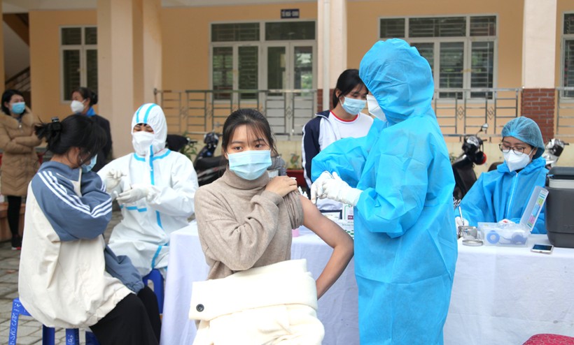Học sinh Trường PTDT Nội trú THPT tỉnh Hà Giang được tiêm vắc xin phòng Covid - 19. Ảnh: Phạm Hoan
