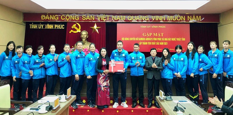 Bí thư Tỉnh ủy Hoàng Thị Thúy Lan tặng quà chúc mừng đội Bóng chuyền nữ Bamboo Airways Vĩnh Phúc vừa vô địch giải Bóng chuyền hạng A quốc gia.