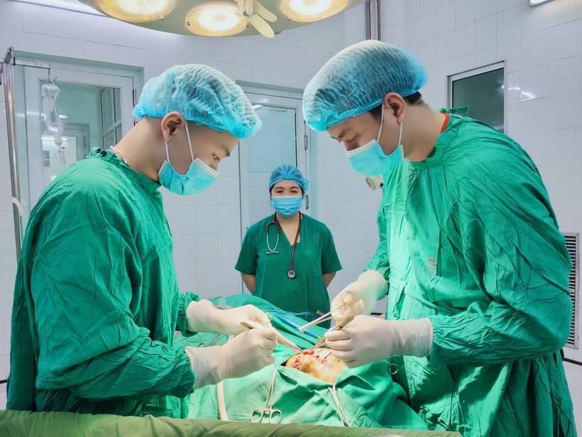Bác sĩ Bệnh viện Đa khoa tỉnh Tuyên Quang cấp cứu cho bé H