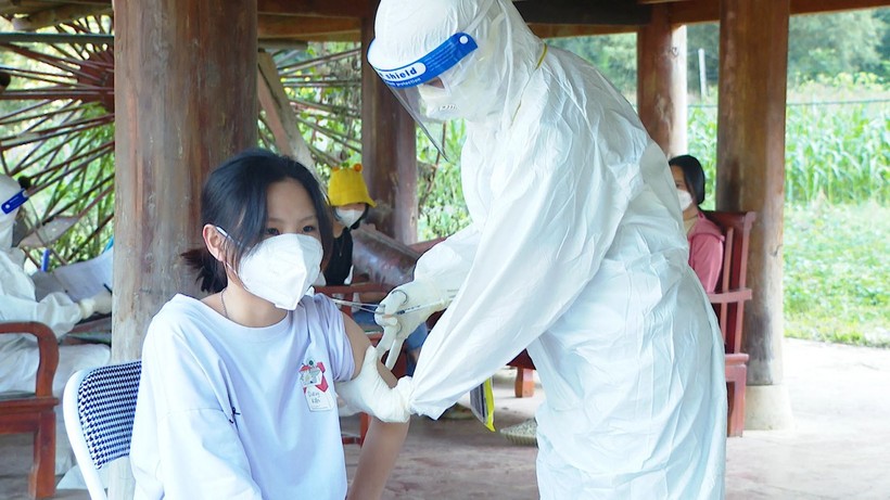 Trẻ em huyện Lâm Bình được tiêm vắc xin phòng Covid-19. Ảnh: Hà Khánh.