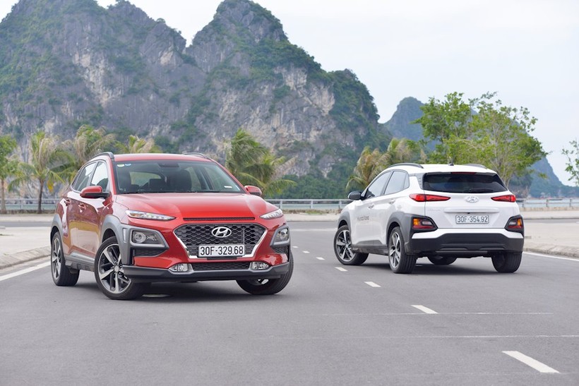 Hyundai Kona sở hữu thiết kế phá cách và khác biệt. Đầu xe với mặt calang lục giác cân đối với các nan crom nằm ngang được thay thế bằng lưới tản nhiệt dạng thác nước Cascading Grille.