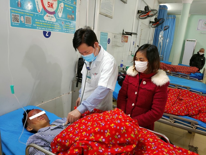 Bệnh nhi L. đang được điều trị tại Bệnh viện. Ảnh: BVĐK Tuyên Quang