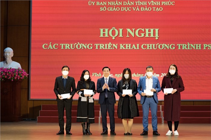 Giám đốc Sở GD&ĐT Vĩnh Phúc thưởng nóng cho 5 thầy cô giáo - Ảnh: Tống Thanh Kiều