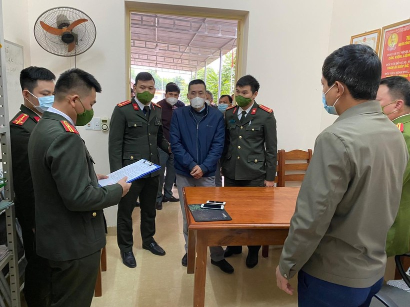 Lực lượng An ninh điều tra Công an tỉnh Tuyên Quang đọc lệnh bắt, khám xét đối với đối tượng Lê Mạnh Hà. Ảnh: Công an tỉnh Tuyên Quang