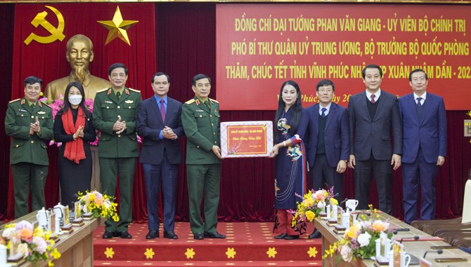 Bộ trưởng Bộ Quốc phòng Phan Văn Giang thăm, chúc Tết Đảng bộ và nhân dân tỉnh Vĩnh Phúc. Ảnh: Khánh Linh