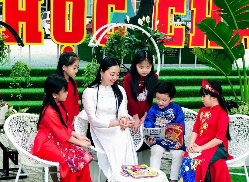 Cô giáo Nguyễn Thị Minh Thịnh – Hiệu trưởng trường Tiểu học Tân Dân cùng các em học sinh nhà trường