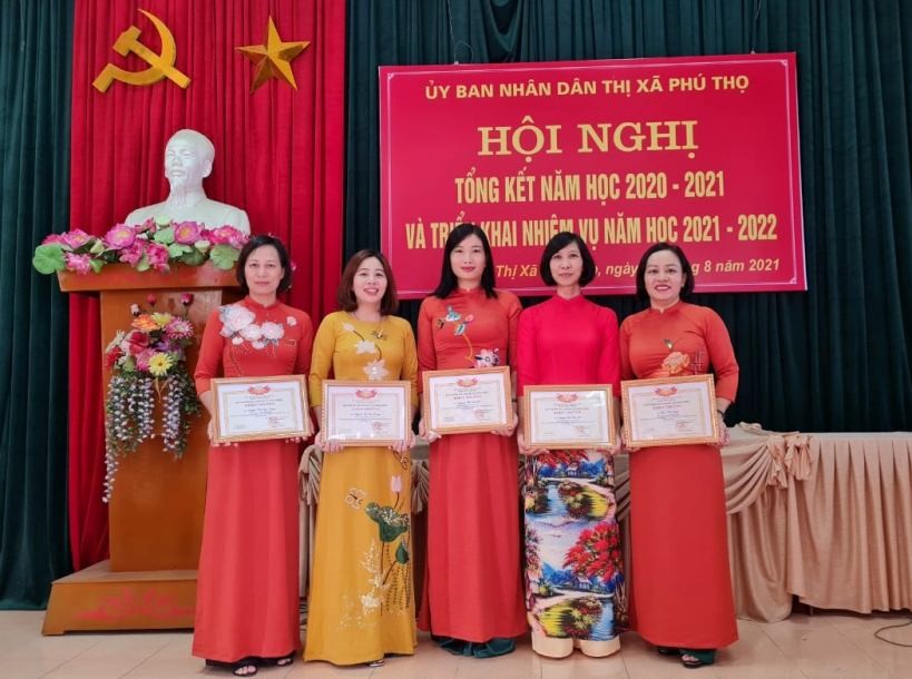 Cán bộ, giáo viên trường THCS Hùng Vương được khen thưởng hoàn thành xuất sắc nhiệm vụ năm học 2020 – 2021