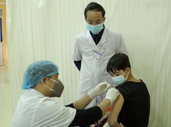 Tiêm phòng vắc xin Covid-19 cho học sinh huyện Sơn Dương. Ảnh: Thanh Nguyên