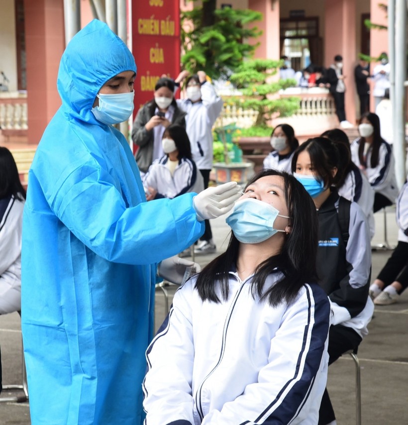 Ngành y tế lấy mẫu xét nghiệm cho học sinh tại Trường THPT Chuyên Tuyên Quang. Ảnh: Nguyễn Hoàng.