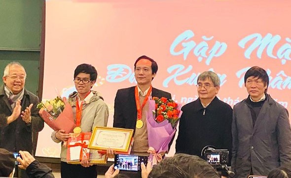 Thầy giáo Lê Xuân Đại (ở giữa) trong buổi nhận giải thưởng Lê Văn Thiêm của Hội Toán học Việt Nam. (Ảnh: Nhân vật cung cấp)