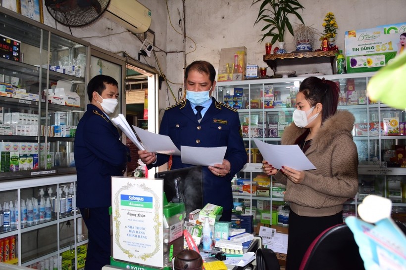 Lực lượng Quản lý thị trường tỉnh Tuyên Quang kiểm tra một cửa hàng thuốc tân dược trên địa bàn. Ảnh: Quản lý thị trường Tuyên Quang.
