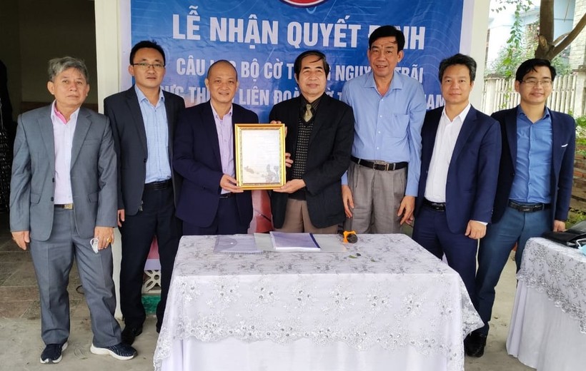 Phó giáo sư, Tiến sỹ Lưu Đức Hải - Phó Chủ tịch liên đoàn Cờ tướng Việt Nam đã trao quyết định cho đại diện CLB Cờ tướng Nguyễn Trãi.