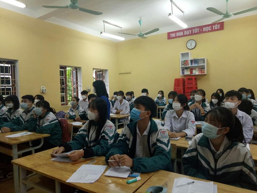 Học sinh từ lớp 7 đến 12 tại Tuyên Quang tiếp tục học trực tiếp, kết hợp trực tuyến. Ảnh: Sở GD&ĐT Tuyên Quang 