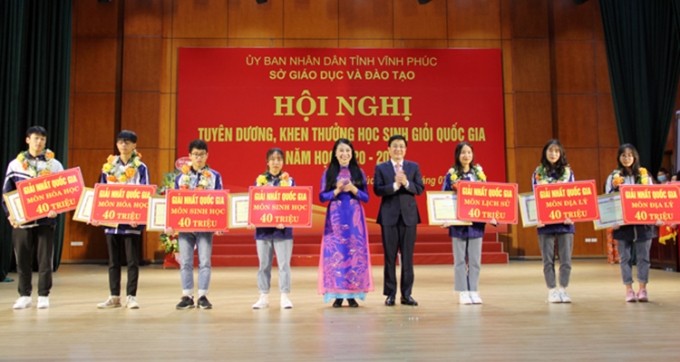 Lãnh đạo tỉnh Vĩnh Phúc trao thưởng cho học sinh đoạt giải nhất quốc gia năm học 2020-2021