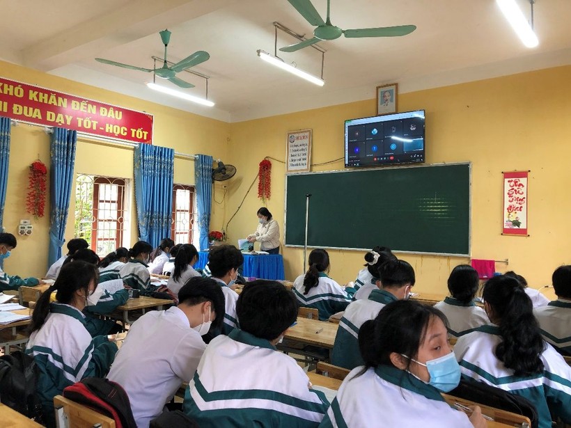 Lớp học kết hợp dạy học trực tiếp và trực tuyến tại Trường THPT Tháng 10 (huyện Yên Sơn). Ảnh: Sở GD&ĐT Tuyên Quang