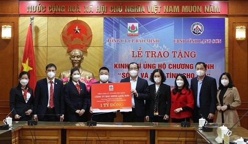 Ông Vũ Anh Tuấn, Tổng Giám đốc Bảo Minh trao hỗ trợ 1 tỷ đồng cho đại diện UBND tỉnh Lạng Sơn để thực hiện chương trình "Sóng và máy tính cho em"
