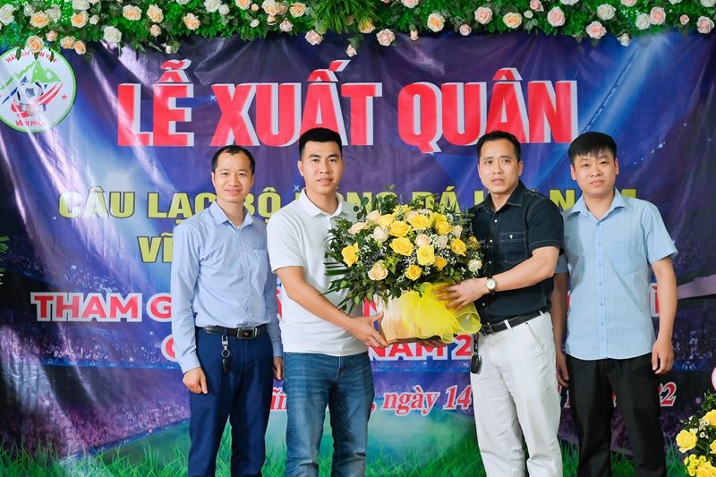 Ông Chu Anh Tú - Chủ tịch CLB Hải Nam Vĩnh Yên - Vĩnh Phúc (thứ 2 từ trái qua) nhận hoa chúc mừng từ lãnh đạo Trung tâm văn háo thể thao thành phố Vĩnh Yên.