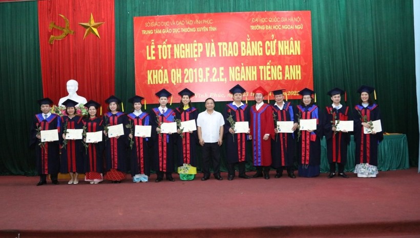 Lãnh đạo Trường ĐH Ngoại ngữ và Trung tâm GDTX tỉnh Vĩnh Phúc trao bằng cho tân cử nhân chuyên ngành Tiếng Anh.