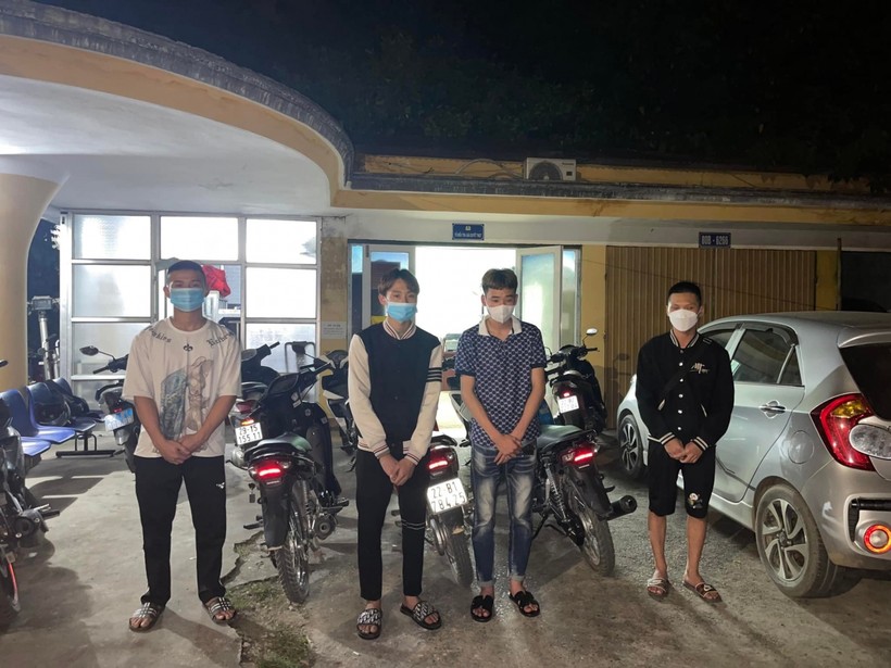 Nhóm thanh, thiếu niên cùng phương tiện bị bắt giữ trong vụ việc. Ảnh: Công an TP Tuyên Quang
