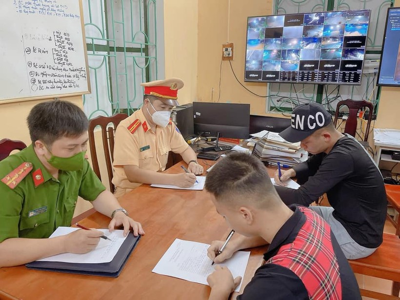 Cơ quan công an làm việc với N.V.H. Ảnh: CSGT Tuyên Quang. 